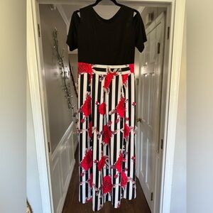 Long Maxi dress Size Large. Peekaboo sleeves and it has pockets!!